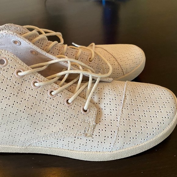 Toms Shoes - Toms high lace-up perforated suede shoe